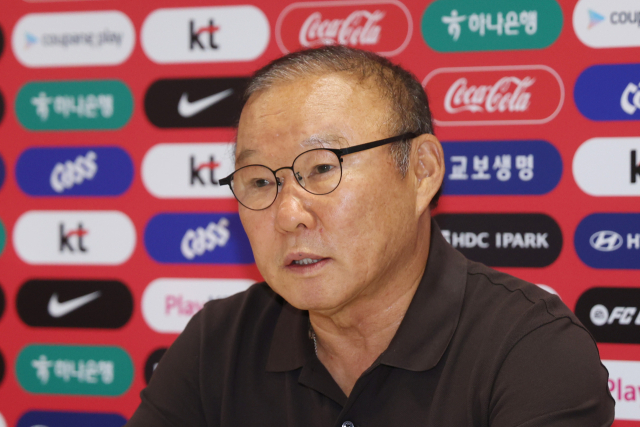 2026 북중미 월드컵 조별리그에서 탈락한 한국 축구 국가대표팀 박항서 단장이 28일(현지시간) 오전 멕시코 과달라하라 인근 사포판의 치바스 바예 베르데에서 기자회견을 열고 사과문을 발표하고 있다. 연합뉴스
