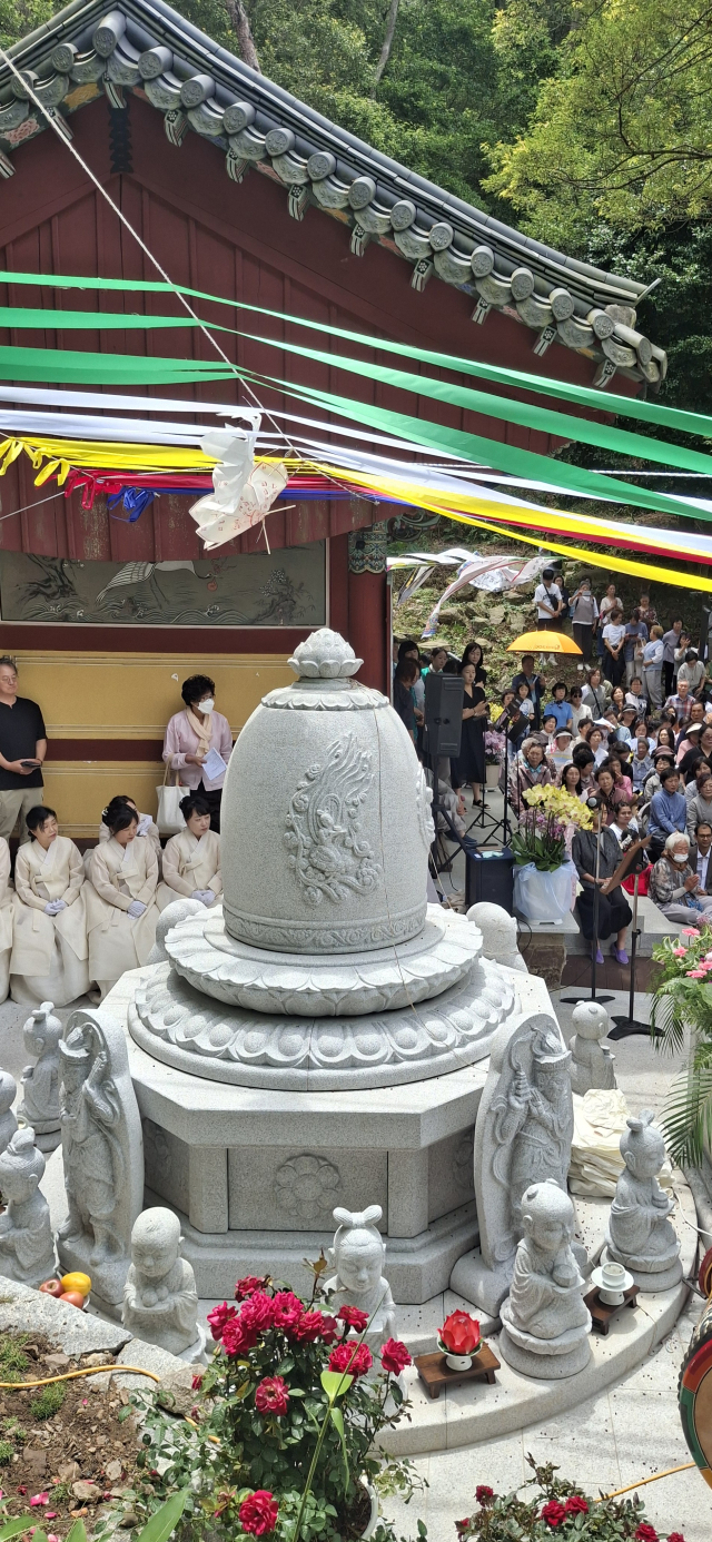 지난 27일 ‘복천사 부처님 진신사리탑 점안 법회’ 후 모습을 드러낸 사리탑 모습. 최경교 제공