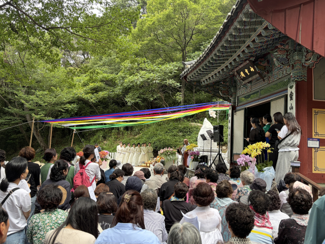 지난 27일 부산 영도 복천사에서 '부처님 진신사리탑 점안 법회'가 열리고 있다. 김은영 기자 key66@