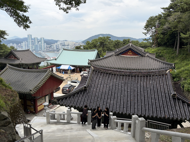 부산 영도 복천사 산령각에서 내려다본 모습. 김은영 기자 key66@