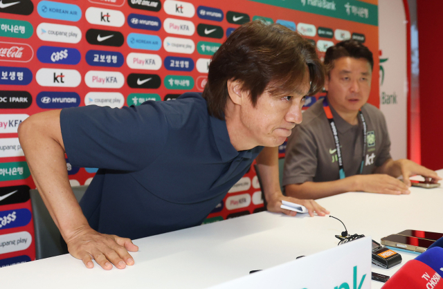 2026 북중미 월드컵 조별리그에서 탈락한 한국 축구 국가대표팀 홍명보 감독이 28일(현지시간) 오전 멕시코 과달라하라 인근 사포판의 치바스 바예 베르데에서 사퇴 기자회견을 마치고 카메라를 향해 인사하고 있다. 연합뉴스