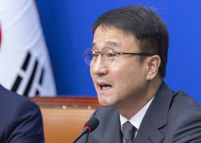 더불어민주당 한병도 당 대표 권한대행 및 원내대표가 29일 국회에서 열린 최고위원회의에서 이번주 초 22대 하반기 국회 원구성을 강력히 요구하는 발언을 하고 있다. 연합뉴스