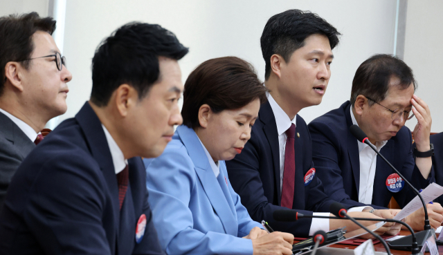 국민의힘 우재준 청년최고위원이 29일 국회에서 열린 최고위원회의에서 장동혁 대표 사퇴 촉구 발언을 하고 있다. 왼쪽 발언 듣는 장동혁 대표. 연합뉴스