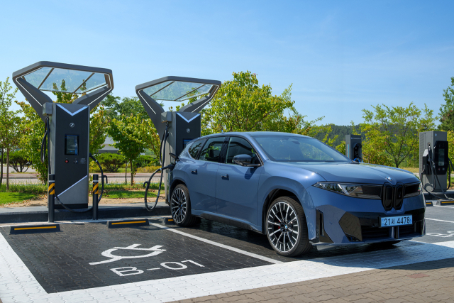 BMW그룹코리아가 국내 최초로 설치한 공용 ‘400kW 초급속 충전기’를 통해 ‘더 뉴 BMW iX3’가 충전되고 있다.BMW그룹코리아 제공