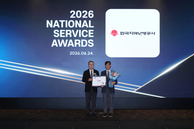한국지역난방공사 고형락 안전기술본부장 직무대리(오른쪽)가 산업정책연구원 박기찬 원장(왼쪽)으로 부터 수상하고 있다. 한난 제공