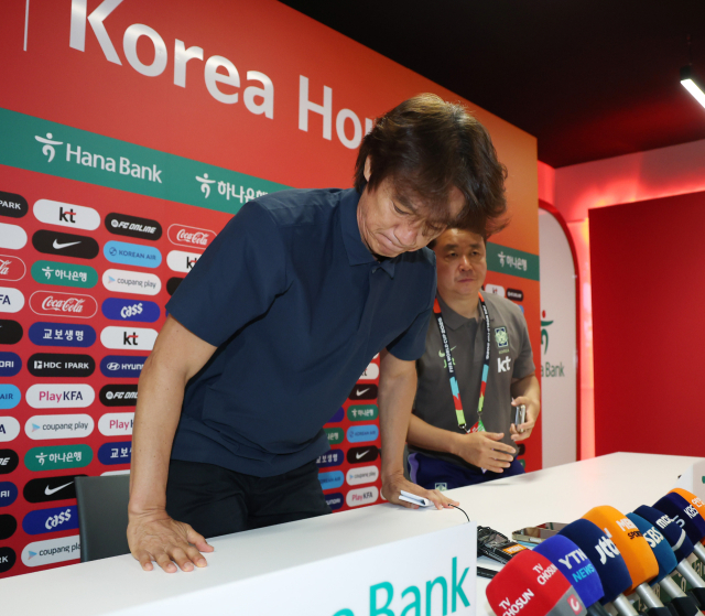 2026 북중미 월드컵 조별리그에서 탈락한 한국 축구 국가대표팀 홍명보 감독이 28일(현지시간) 오전 멕시코 과달라하라 인근 사포판의 치바스 바예 베르데에서 사퇴 기자회견을 마치고 퇴장하고 있다. 연합뉴스