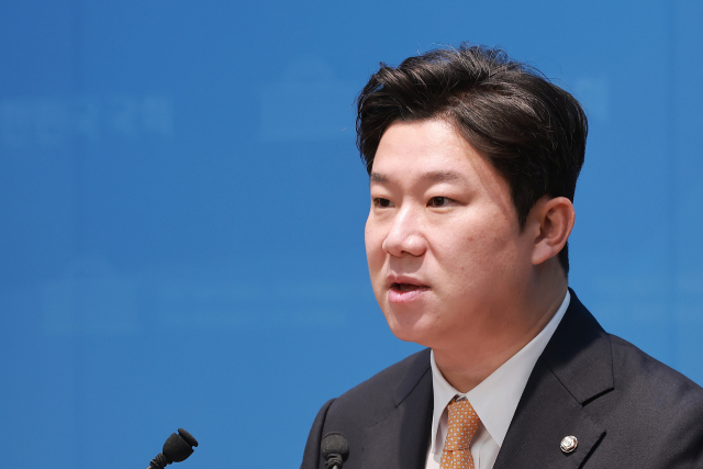 국민의힘 진종오 의원이 29일 국회 소통관에서 한국 축구 대표팀의 월드컵 성적과 관련해 대한축구협회 수뇌부 전원 사퇴와 홍명보 감독 선임 과정 등에 대한 진상규명을 촉구하고 있다. 연합뉴스