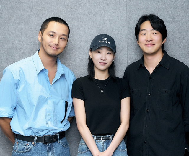 배우 변요한, 하윤경, 안재홍이 영화 '손 없는 날' 대본 리딩을 위해 만난 모습. CGV픽처스 제공