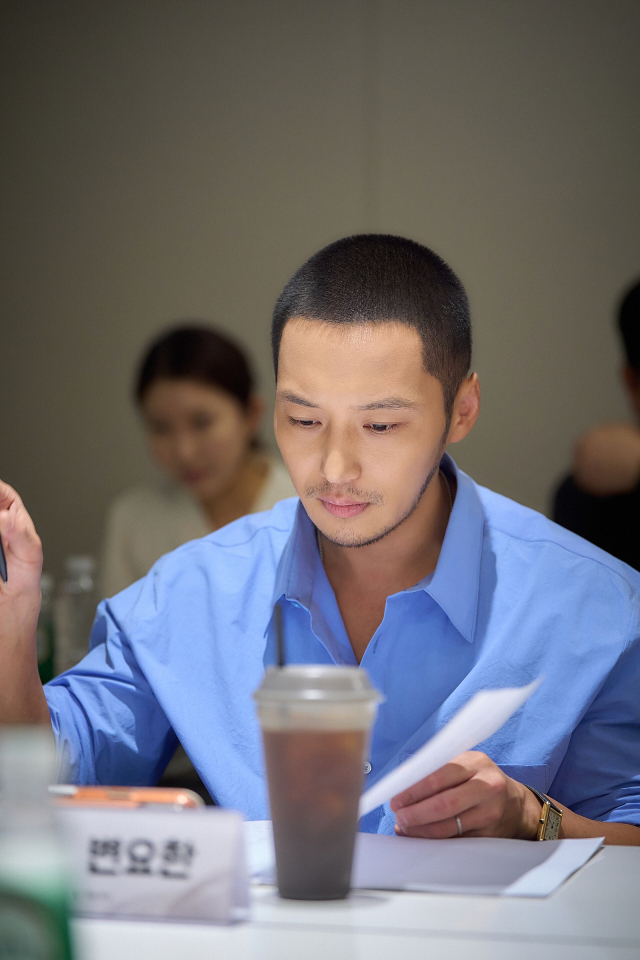 영화 '손 없는 날'에서 주연을 맡은 배우 변요한이 대본 리딩을 하는 모습. CGV픽처스 제공