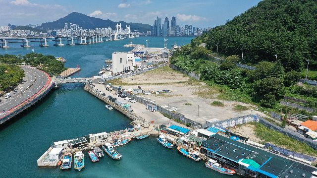 아이에스동서가 추진 중인 남구 이기대 초입 고층아파트 예정 부지와 일대 전경. 부산일보DB
