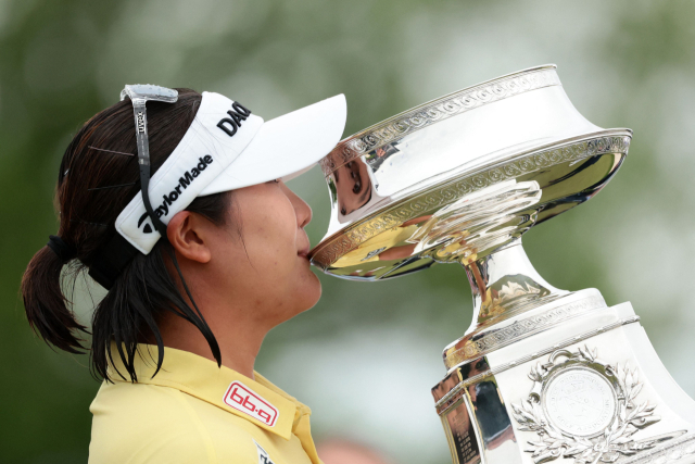 29일(한국 시간)열린 KPMG 여자 PGA 챔피언십에서 우승한 유해란이 우승컵에 입을 맞추고 있다. AFP 연합뉴스
