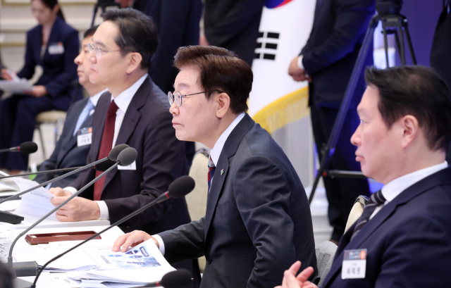 이재명 대통령과 이재용 삼성전자 회장, 최태원 SK그룹 회장이 29일 청와대에서 열린 3대 메가프로젝트 국민보고회에서 김정관 산업통상부 장관의 정책발표를 듣고 있다. 청와대통신사진기자단 제공