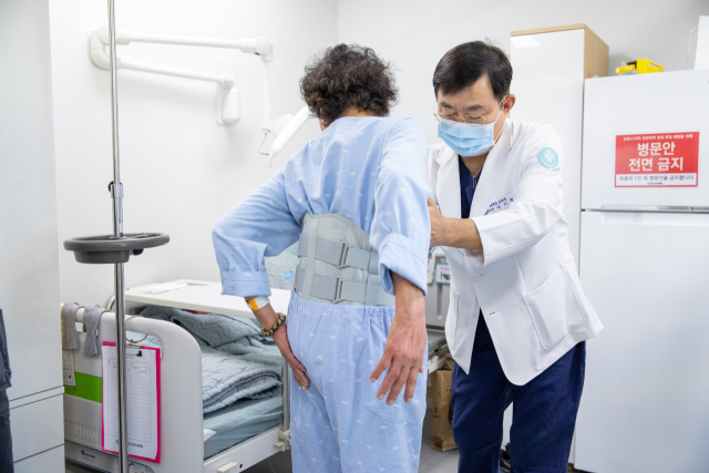 건강만세365병원 안기찬 병원장은 “절개를 최소화하고 원인 부위만 정밀하게 치료하는 ‘척추내시경 수술’은 정상 근육 손상이 적어 회복이 빠른 편이다”고 말했다. 건강만세365병원 제공