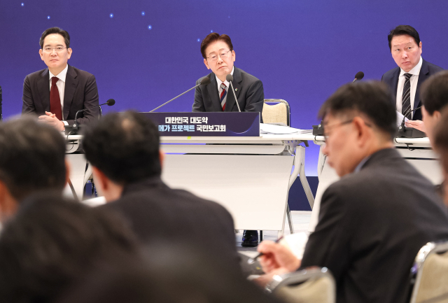 이재명 대통령이 29일 청와대에서 열린 3대 메가프로젝트 국민보고회에서 참석자 발언을 듣고 있다. 연합뉴스