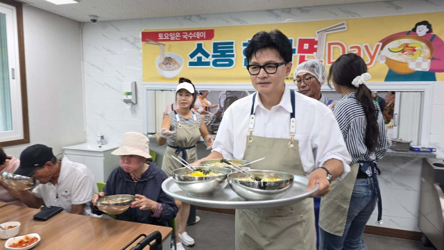 무소속 한동훈 의원이 지난 27일 덕천복지관에서 국수 데이 봉사를 하고 있다. SNS 캡처