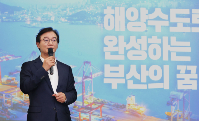 전재수 부산시장 당선인 초청 토론회가 부산일보와 부산 동구청, 한국해양정책연합 주최로 29일 오후 부산일보사 대강당에서 열렸다. 전 당선인은 이날 토론회에 앞서 부산일보·부산일보TV 합동 인터뷰에서 북항 돔구장 사업 구상을 밝혔다. 정종회 기자 jjh@