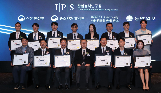 한국서부발전은 지난 24일 서울 서초 엘타워에서 열린 ‘2026 국가서비스대상 시상식’에서 ‘전력 인공지능 전환 혁신 부문’과 ‘청년 자립 지원 부문’, ‘안전경영 시스템 부문 부문’ 대상을 수상했다고 밝혔다. 서부발전 이인용 AI·디지털혁신처장(앞줄 왼쪽 두 번째), 금우진 안전총괄실장(다섯 번째), 조문상 사회공헌부장(뒷줄 왼쪽 두 번째)과 수상자들이 기념촬영하는 모습. 서부발전 제공