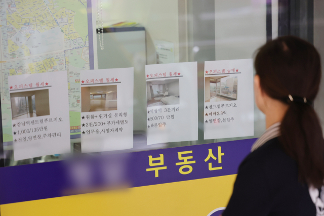 최근 서울 아파트 매매가격뿐 아니라 전월세까지 가파르게 오르는 '삼중 강세'가 나타나며 대체재인 오피스텔 수요가 늘고 있는 가운데 25일 서울 시내 한 부동산 중개업체에 오피스텔 매물 정보가 붙어있다. 연합뉴스