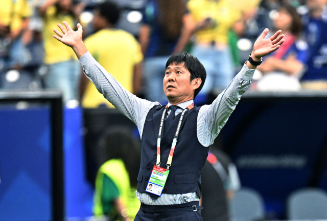 일본 축구대표팀 모리야스 하지메 감독이 브라질과 2026 북중미 월드컵 32강에서 석패한 뒤 관중에게 인사하고 있다. 로이터연합뉴스