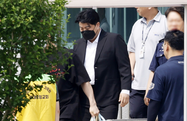 가수 김호중이 30일 경기 여주시 소망교도소에서 보석 출소하고 있다. 김호중은 지난 2024년 술을 마시고 차를 몰다 교통사고를 낸 뒤 달아나고, 매니저에게 대신 자수시킨 혐의로 구속기소 돼 징역 2년 6개월의 실형을 선고받았다. 연합뉴스