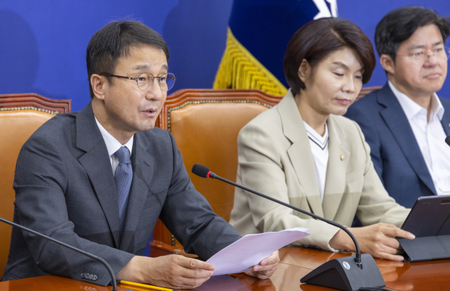 더불어민주당 한병도 당 대표 직무대행 및 원내대표가 30일 국회에서 열린 원내대책회의에서 이날 오후 열린 본회의에서 22대 하반기 국회 원 구성을 위한 상임위원장 선출과 한성숙 국무총리 후보자 인사청문안 처리 의지를 밝히고 있다. 연합뉴스