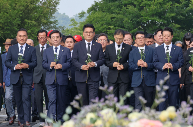 송영길 더불어민주당 의원이 30일 오전 경남 김해시 진영읍 봉하마을 노무현 전 대통령 묘역을 참배하기 위해 이동하고 있다. 연합뉴스