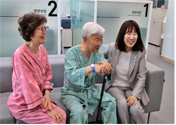 국가유공자 검진 중 강윤진 차관(오른쪽 첫 번째)이 보훈가족과 대화하고 있다.