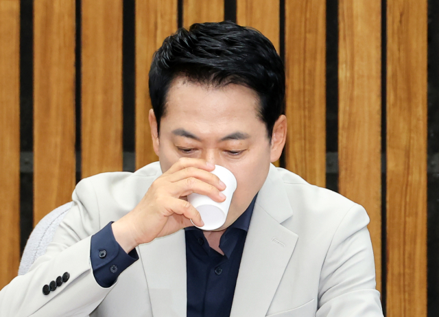 국민의힘 장동혁 대표가 30일 국회에서 열린 부정·무능 선관위 해체 수준의 쇄신 및 재선거 촉구를 위한 6·3 참정권 박탈 사태 청년·대학생 시국 대토론회에서 발언을 마친 뒤 물을 마시며 목을 축이고 있다. 연합뉴스