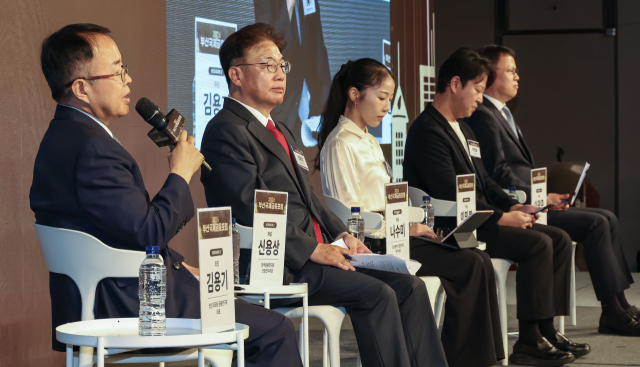 ‘2026부산국제금융포럼’이 열린 30일 부산 해운대구 웨스틴조선 부산 그랜드볼룸에서 세션2 토론자들이 ‘지역특화 생산적 금융 활성화 방안’을 주제로 의견을 나누고 있다. 김종진 기자 kjj1761@