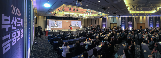 지난달 30일 부산 해운대구 웨스틴조선 부산 그랜드볼룸에서 ‘2026부산국제금융포럼’이 열렸다. 이날 행사에 200여 명이 참가한 가운데 전재수 부산시장이 축사를 하고 있다. 김종진 기자 kjj1761@