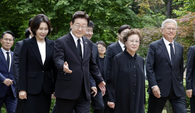 이재명 대통령 부부, 권양숙 여사, 문재인 전 대통령이 지난 5월 23일 경남 김해 봉하마을에서 열린 고 노무현 전 대통령 서거 17주기 추도식에 입장하고 있다. 연합뉴스