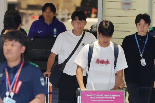 2026 북중미 월드컵을 마친 한국 축구대표팀 손흥민, 엄지성, 김승규가 1일 인천국제공항 제2여객터미널을 통해 귀국하고 있다.연합뉴스