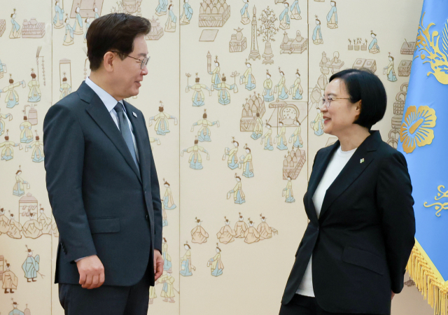 이재명 대통령이 1일 청와대에서 열린 임명장 수여식에서 한성숙 국무총리와 대화하고 있다. 연합뉴스