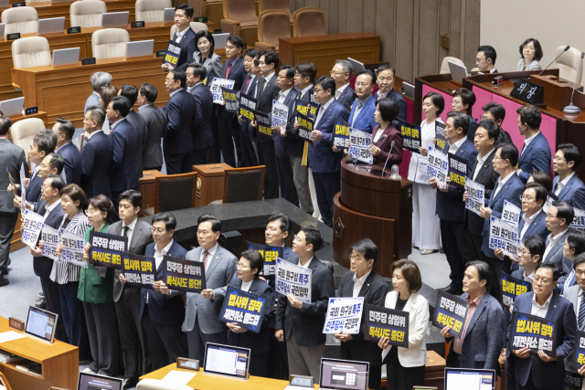 30일 국회에서 열린 22대 국회 하반기 11개 상임위원장과 예산결산위원장 선출을 위한 본회의에서 국민의힘 정점식 원내대표를 비롯한 의원들이 민주당의 일방적인 선출 강행에 항의하며 규탄 시위를 벌이고 있다. 연합뉴스