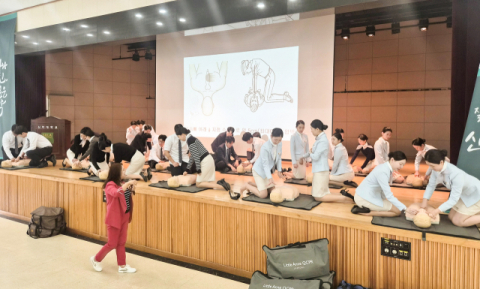학생들이 심폐소생술 실습을 하고 있다. 신라대 제공