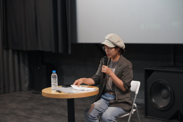 김경화 설치미술가가 모터레이서로 나서 관객들과 이야기를 나누고 있다. 모퉁이극장 제공