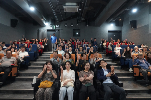 부일시네마 시즌3를 기념해 관객들이 손으로 숫자 '3'을 표현하고 있다. 모퉁이극장 제공