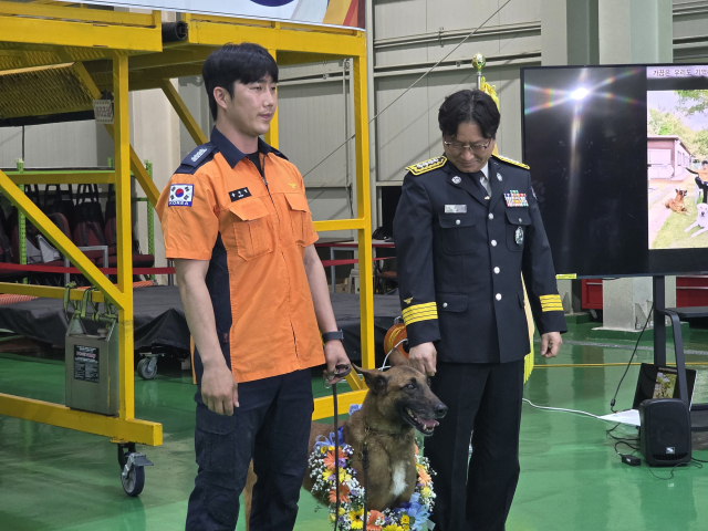부산에서 7년 넘게 재난 현장을 누빈 119인명구조견 ‘충성’이 임무를 마치고 새 가족의 품으로 떠났다. 실종자 수색과 재난 현장 구조 활동을 이어온 충성은 모두 281차례 현장에 출동해 16명의 생명을 구했다. 사진은 1일 충성 은퇴식 모습. 김재량 기자 ryang@