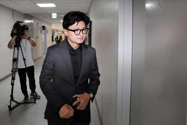 무소속 한동훈 의원이 1일 국회 의원회관에서 열린 국방·안보 현안 비공개 간담회에 참석하고 있다. 연합뉴스