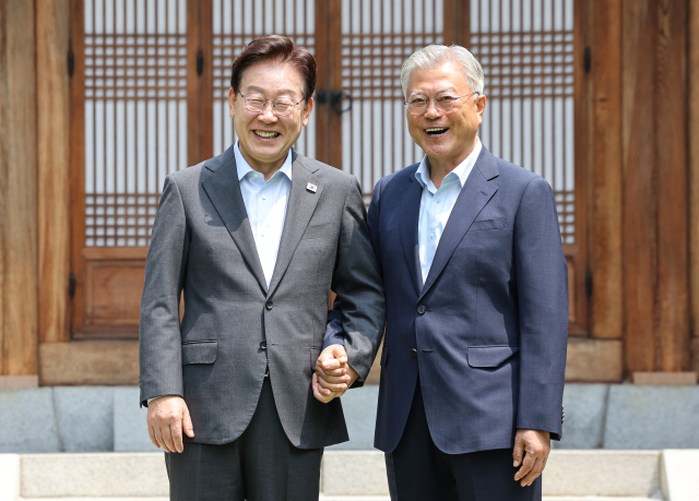 이재명 대통령과 문재인 전 대통령이 1일 청와대 상춘재에서 오찬에 앞서 기념 촬영을 하고 있다. 연합뉴스