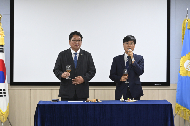 변광용 거제시장(오른쪽)은 1일 오후 2시에 열린 제10대 거제시의회 개원식에서 참석해 새로운 의회 출범을 함께 축하했다. 시의회 사무국 제공
