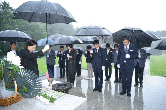 민선 9기 출범 첫날 변광용 거제시장은 첫 공식 일정으로 충혼탑을 찾아 순국선열과 호국영령의 희생정신을 기렸다. 거제시 제공