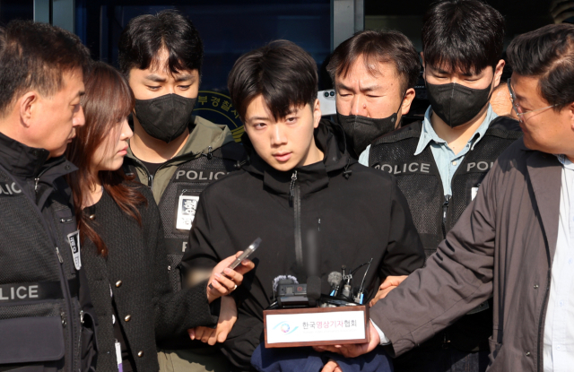 살인·살인미수 혐의를 받는 장윤기(23) 씨가 지난 5월 14일 오전 광주 서부경찰서에서 검찰로 송치되기 전 포토라인에 서고 있다. 연합뉴스