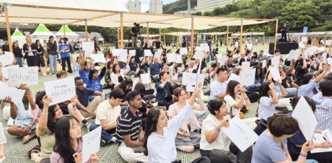 외국인 유학생들이 골든벨 프로그램에 참여하고 있다. 신라대 제공
