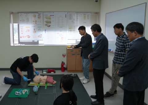 울산지역 사립고등학교 교장단은 응급구조과 실습실을 방문해 시연을 관람하고 있다.