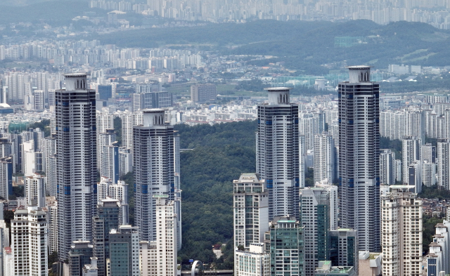 경제협력개발기구(OECD)는 한국 부동산 세제에 관해 거래세 비중을 낮추고, 보유세 비중은 높이라고 권고했다. 사진은 토지거래허가구역으로 지정된 경기도 화성시 동탄역 일대 아파트 단지. 연합뉴스