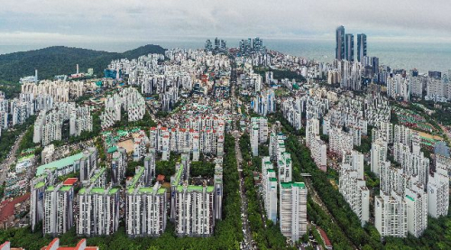2024년 7월 부산시가 전국 광역시 중 처음으로 소멸위험지역에 진입해 충격을 주었다. 저통적인 인구 감소 지역인 원도심에 이어 대표적 주거지인 동래구와 해운대구까지 소멸위험지역에 포함된 것이다. 사진은 당시 부산 해운대구 그린시티 전경. 김종진 기자 kjj1761@