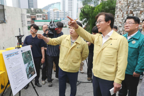 부산시, 위험주택 붕괴현장 찾아… 장마 대비 현장점검 실시