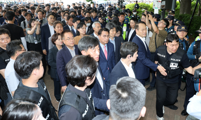 국회 '제9회 전국동시지방선거 투표용지 부족 사태 등 국민 참정권 침해 진상규명 및 선거관리 개혁을 위한 국정조사 특별위원회' 위원들이 2일 현장 조사를 위해 서울 송파구 올림픽공원 핸드볼경기장 개표소로 들어가고 있다. 연합뉴스