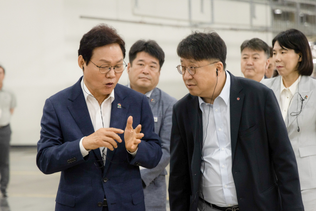 2일 박완수(왼쪽) 경남지사가 백승태 LG전자 부사장과 현장을 둘러보고 있다. LG전자 제공